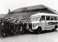 814503 Afbeelding van de Bedford/Werkspoor autobus nr. 19 (serie 15-19) van het G.E.T.U. bij de eindhalte van Lijn C ...